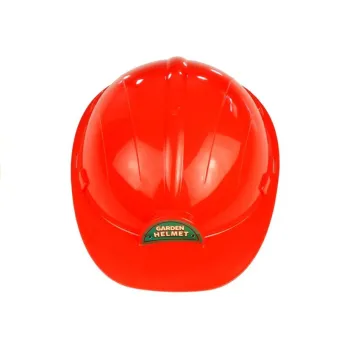 Kask ochronny z zestawu ogrodnika na jasnym tle