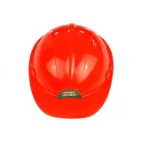 Kask ochronny z zestawu ogrodnika na jasnym tle