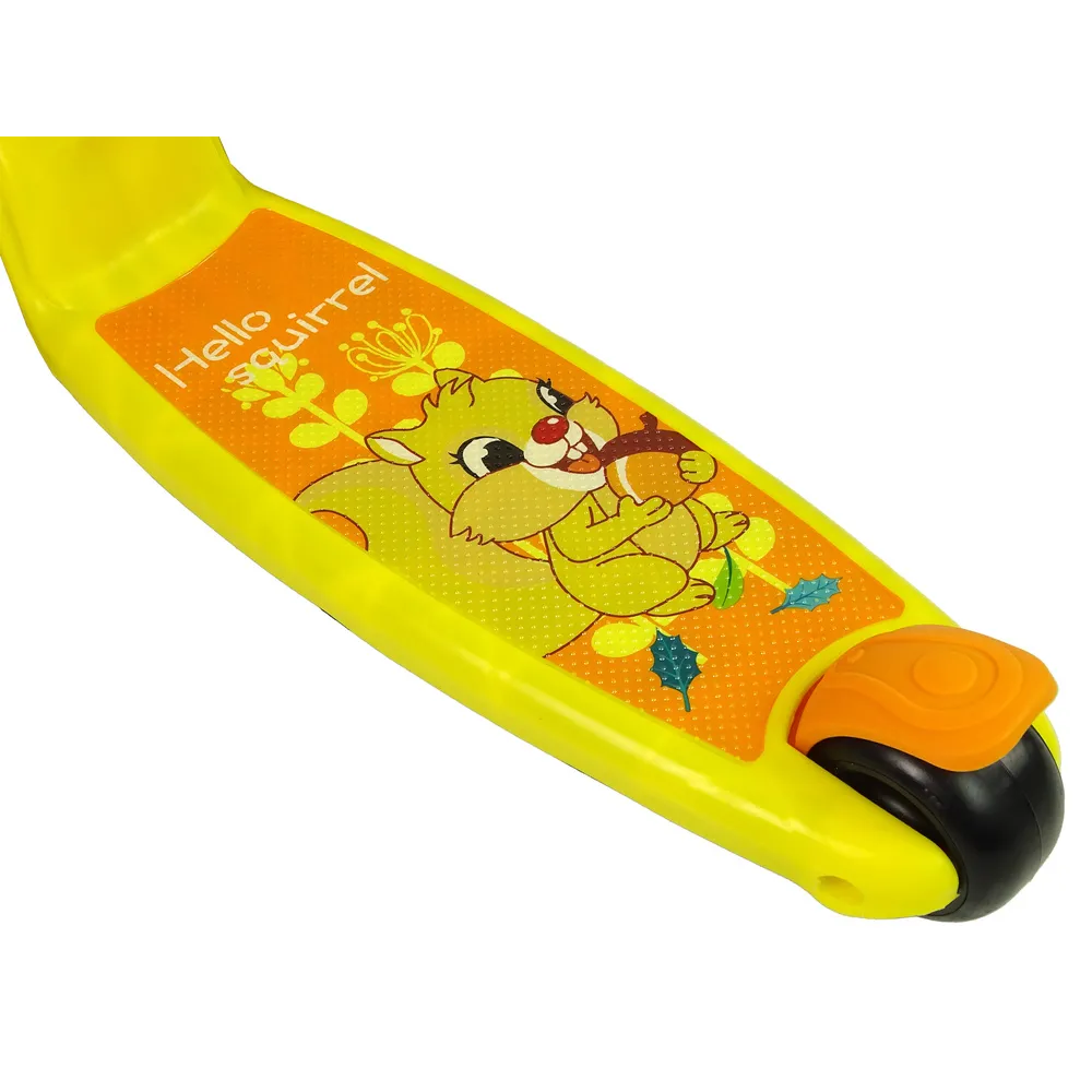 Zbliżenie na przezroczyste koła hulajnogi z kolorowym podświetleniem