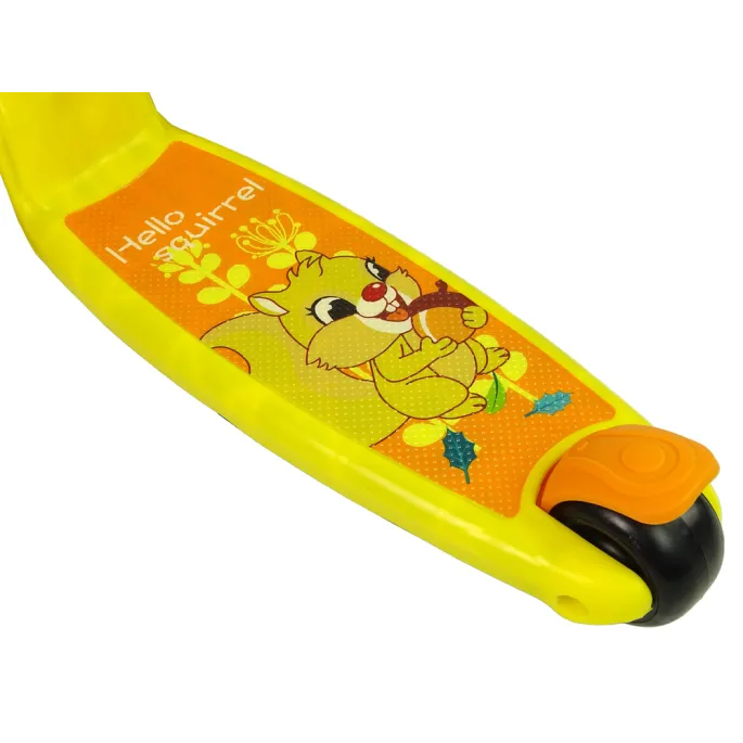 Zbliżenie na przezroczyste koła hulajnogi z kolorowym podświetleniem