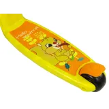 Zbliżenie na przezroczyste koła hulajnogi z kolorowym podświetleniem