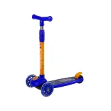 Hulajnoga z cienkimi świecącymi kołami LED na tle białym