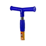 Zbliżenie na cienkie poliuretanowe koła z diodami LED hulajnogi