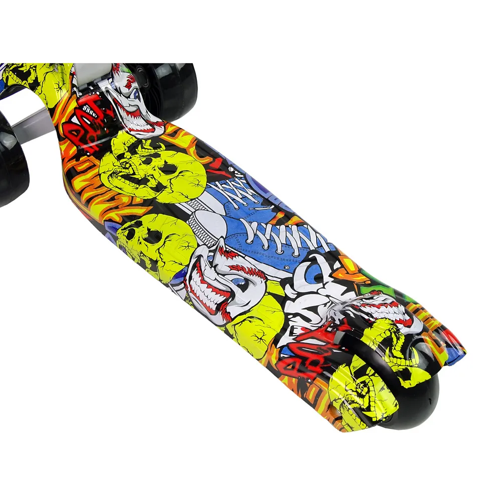 Zbliżenie na świecące kółka LED w hulajnodze trójkołowej dla dzieci