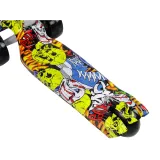 Zbliżenie na świecące kółka LED w hulajnodze trójkołowej dla dzieci