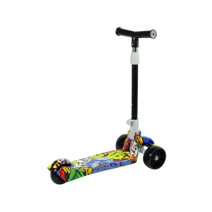 Hulajnoga balansowa trójkołowa żółta na tle placu zabaw