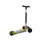 Hulajnoga balansowa trójkołowa żółta na tle placu zabaw