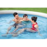 Łatwa instalacja basenu rozporowego Bestway na tarasie