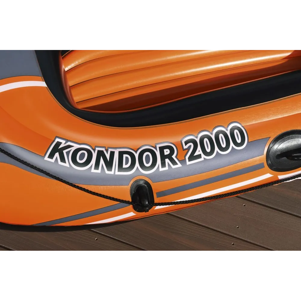 Kompletny zestaw pontonu, wioseł i pompki na tle wody