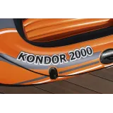 Kompletny zestaw pontonu, wioseł i pompki na tle wody