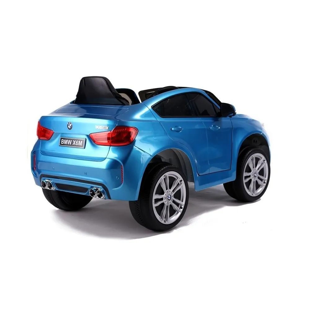 Wnętrze samochodu BMW X6 na akumulator z podświetlaną deską rozdzielczą