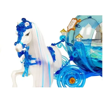 Karoca z obrotowymi kołami i detalami oraz lalka w środku