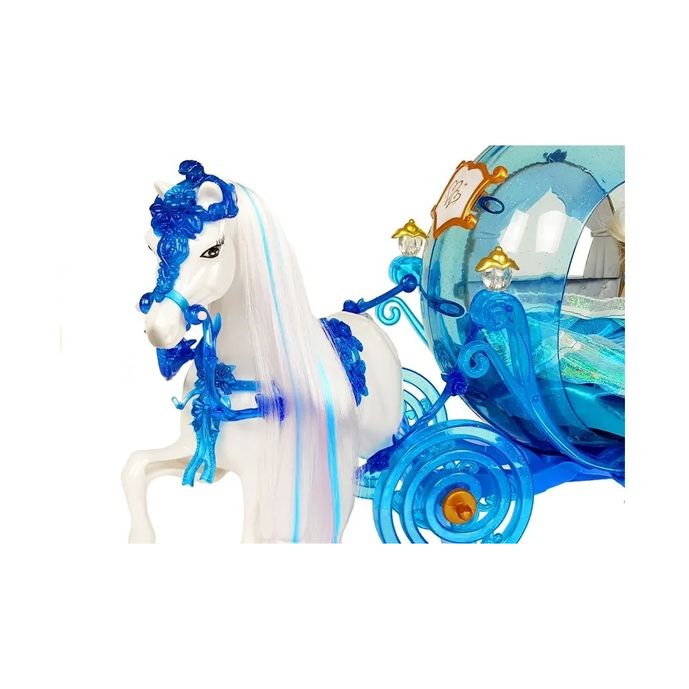 Karoca z obrotowymi kołami i detalami oraz lalka w środku