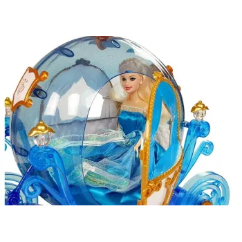 Zbliżenie na elegancką lalkę i konia z dopracowaną grzywą