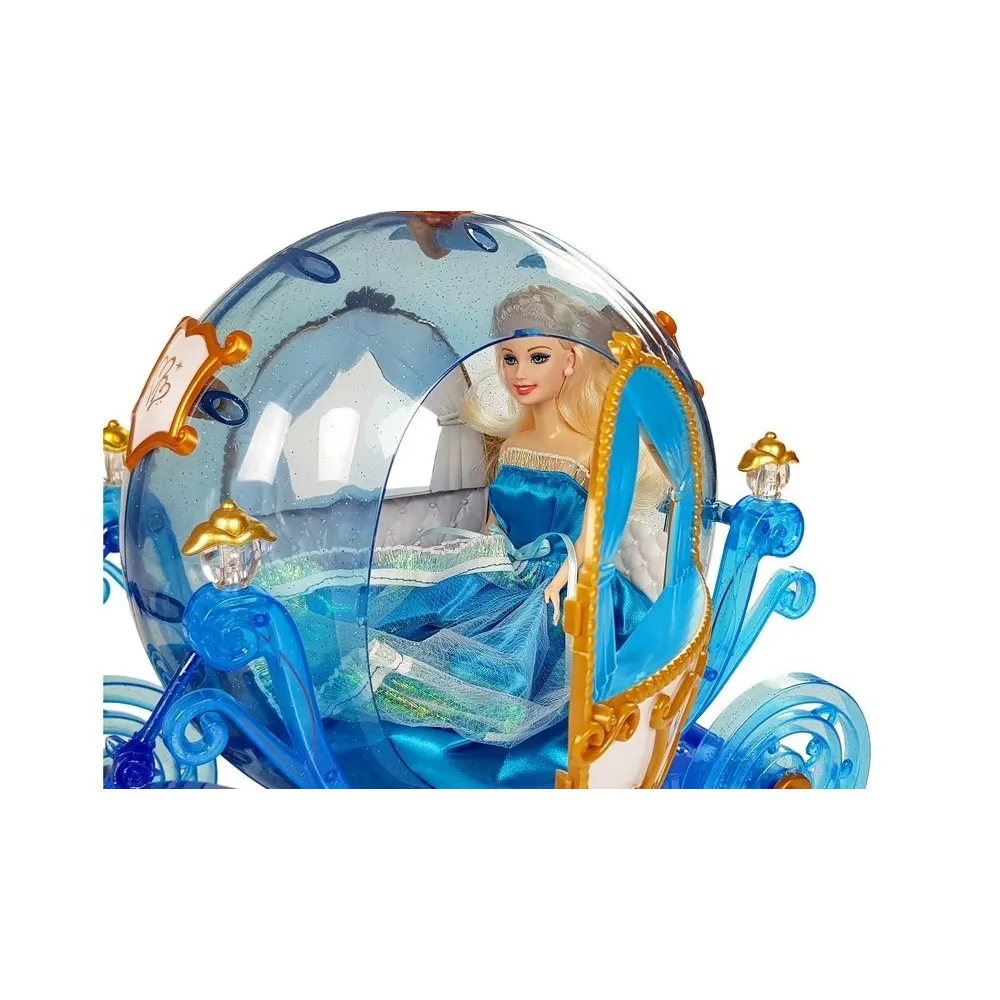 Zbliżenie na elegancką lalkę i konia z dopracowaną grzywą