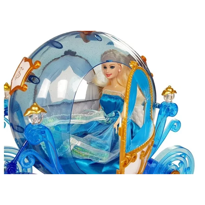 Zbliżenie na elegancką lalkę i konia z dopracowaną grzywą