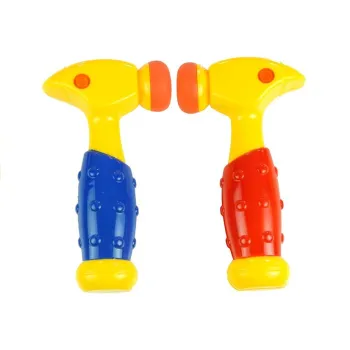 Dzieci podczas aktywnej zabawy w Whack a Mole z bobrami