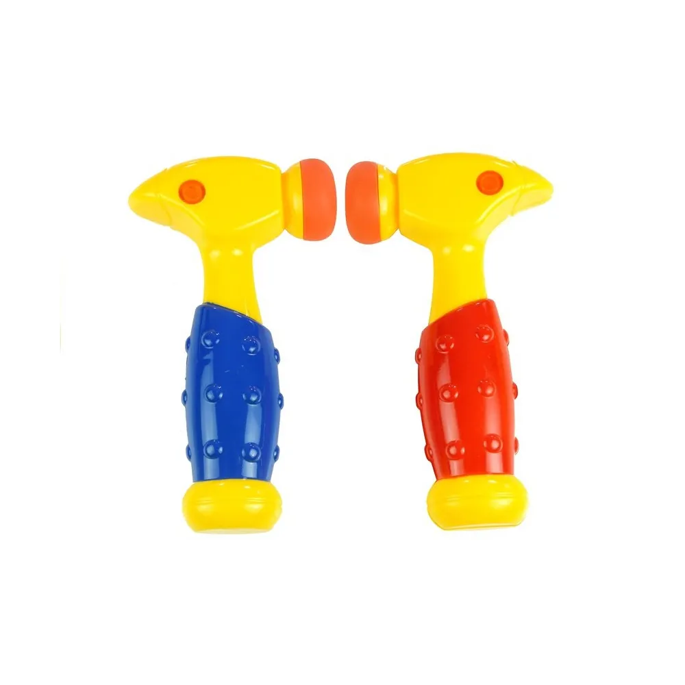 Dzieci podczas aktywnej zabawy w Whack a Mole z bobrami