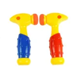 Dzieci podczas aktywnej zabawy w Whack a Mole z bobrami