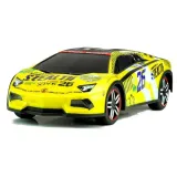 Zbliżenie na żółty samochód zdalnie sterowany z gumowymi kołami