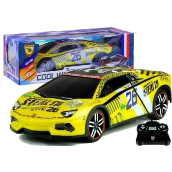 Zabawka RC w dynamicznej pozie podczas skręcania