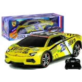 Zabawka RC w dynamicznej pozie podczas skręcania