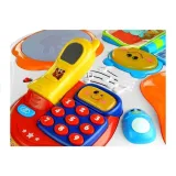 kolorowy stolik z bębenkiem i panelem przycisków dla dzieci