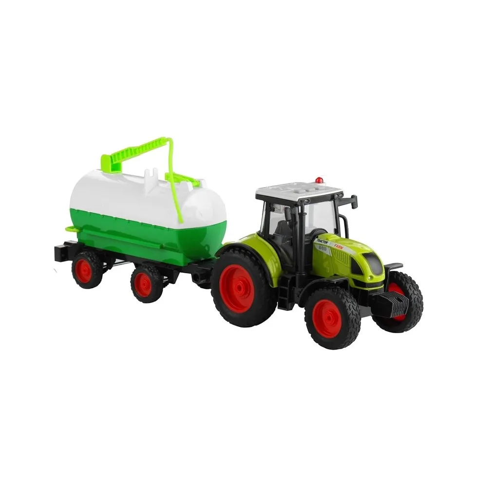 Duży traktor z przyczepą cysterna i gumowymi kołami na białym tle