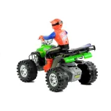 Figurka kierowcy w kasku na kolorowym quadzie terenowym