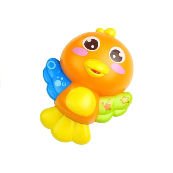 Zbliżenie na kolorowe zwierzątka z zawieszki na karuzeli dla niemowląt