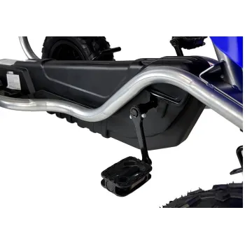 Ujęcie detali pedałów i kierownicy gokarta dla dzieci B012