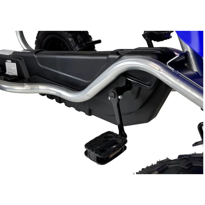 Ujęcie detali pedałów i kierownicy gokarta dla dzieci B012