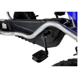 Ujęcie detali pedałów i kierownicy gokarta dla dzieci B012