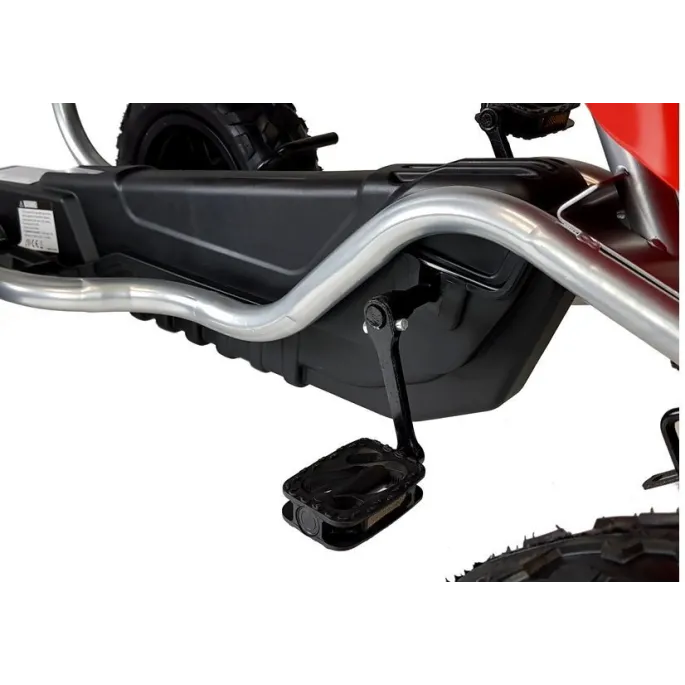 Wytrzymała i stabilna konstrukcja gokartu na pedały B012 w czerwieni