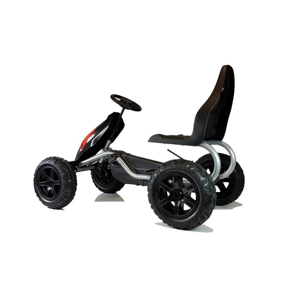 Szczegół zbliżenie na pompowane koła gokarta na pedały czarny B012