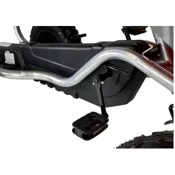 Gokart czarny B012 podczas zabawy na świeżym powietrzu z dzieckiem