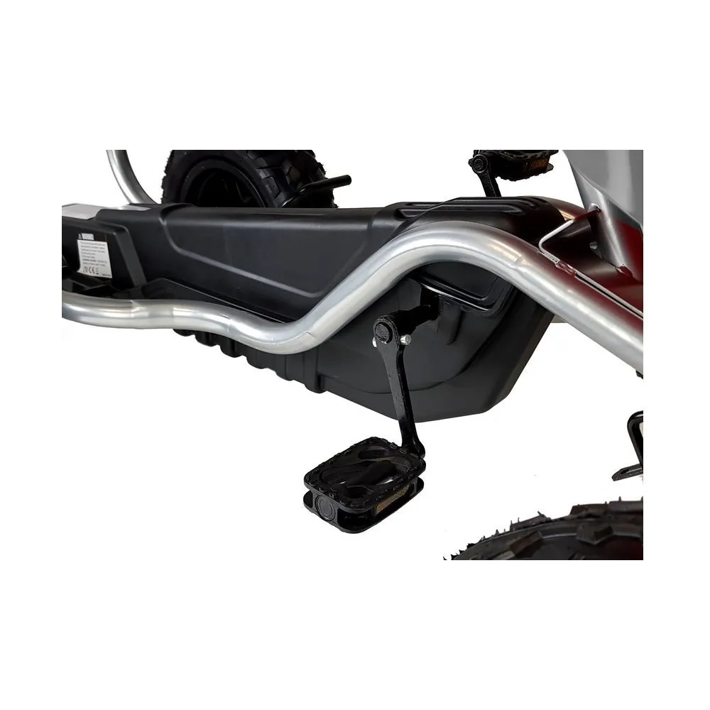 Gokart czarny B012 podczas zabawy na świeżym powietrzu z dzieckiem