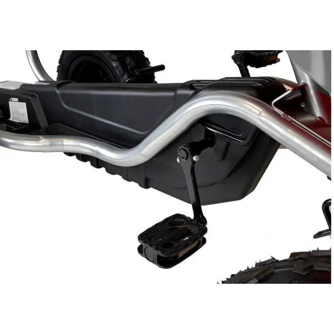 Gokart czarny B012 podczas zabawy na świeżym powietrzu z dzieckiem