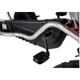 Gokart czarny B012 podczas zabawy na świeżym powietrzu z dzieckiem