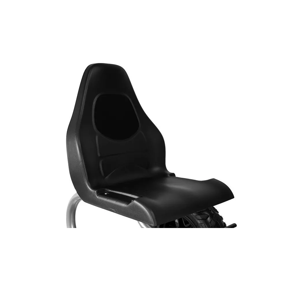 Kompletny gokart na pedały B012 czarny prezentowany w ogrodzie