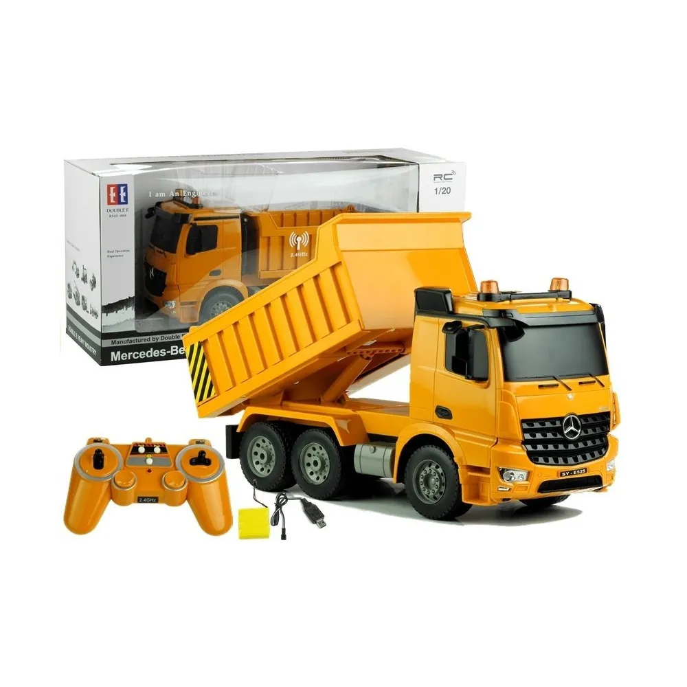 Wywrotka Mercedes Arocs RC na białym tle z podniesioną skrzynią