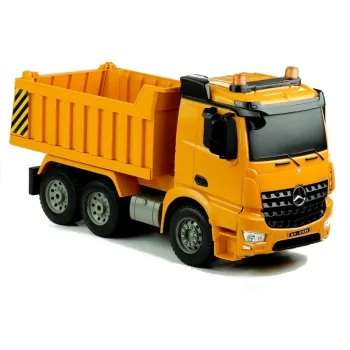 Zbliżenie na realistyczną kabinę wywrotki Mercedes Arocs RC