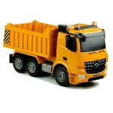 Zbliżenie na realistyczną kabinę wywrotki Mercedes Arocs RC