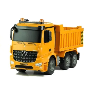 Duże gumowane koła wywrotki Mercedes Arocs na ciemnym tle