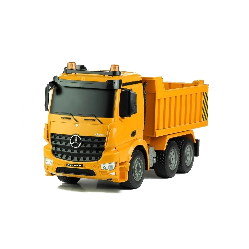 Duże gumowane koła wywrotki Mercedes Arocs na ciemnym tle