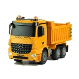 Duże gumowane koła wywrotki Mercedes Arocs na ciemnym tle