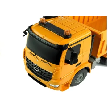 Świetlne efekty wywrotki Mercedes Arocs podczas jazdy po podłodze