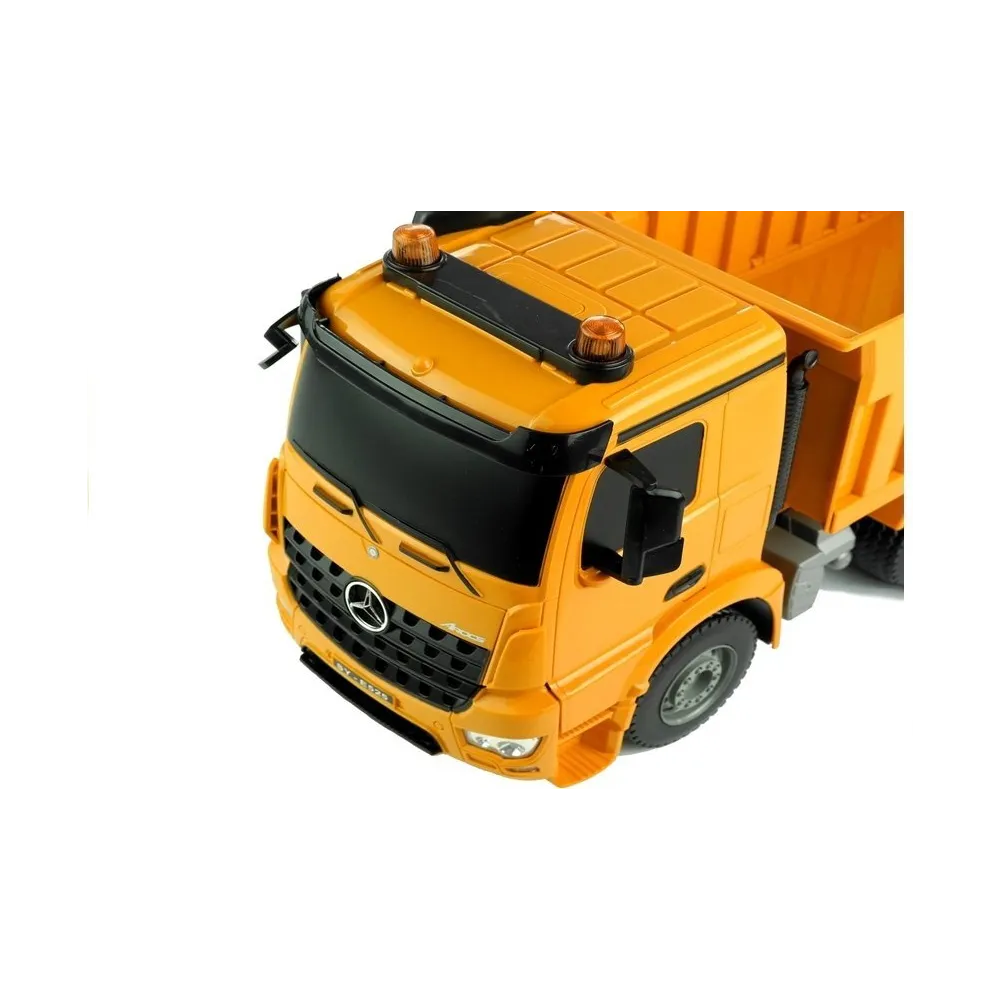 Świetlne efekty wywrotki Mercedes Arocs podczas jazdy po podłodze