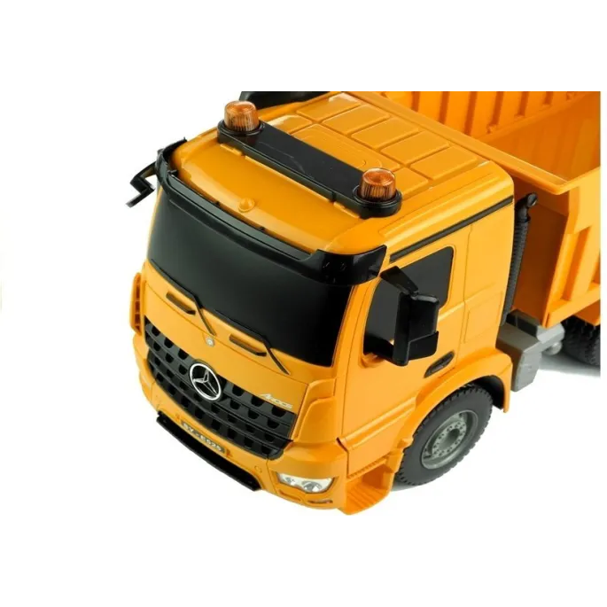 Świetlne efekty wywrotki Mercedes Arocs podczas jazdy po podłodze