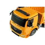 Świetlne efekty wywrotki Mercedes Arocs podczas jazdy po podłodze